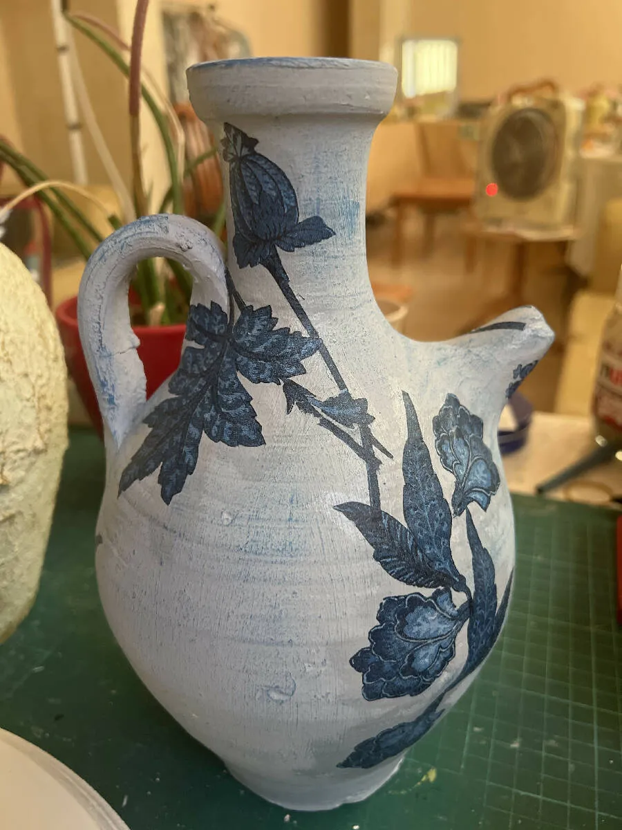 Détail Unique Handmade Painted Pottery Jug In Gray Color & Navy Blue Flowers